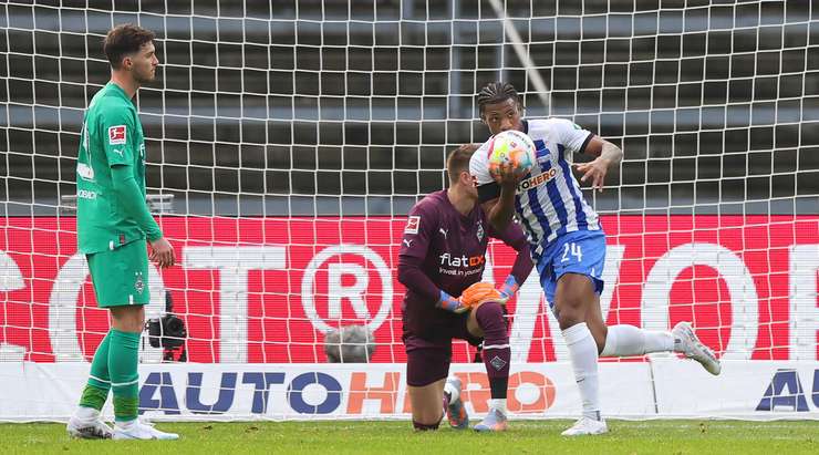 Nó đã đi vào lưới! Marco Richter tung một đường chuyền đến Jessic Ngankam (Hertha Berlin), và anh ấy dễ dàng đưa bóng vào lưới trống. Tỉ số là 1:1.