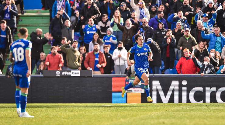 Vào! Thủ môn Stole Dimitrievski phạm một sai lầm tồi tệ và Enes Unal (Getafe) đã không gặp khó khăn gì để đưa bóng vào lưới, 1:1.