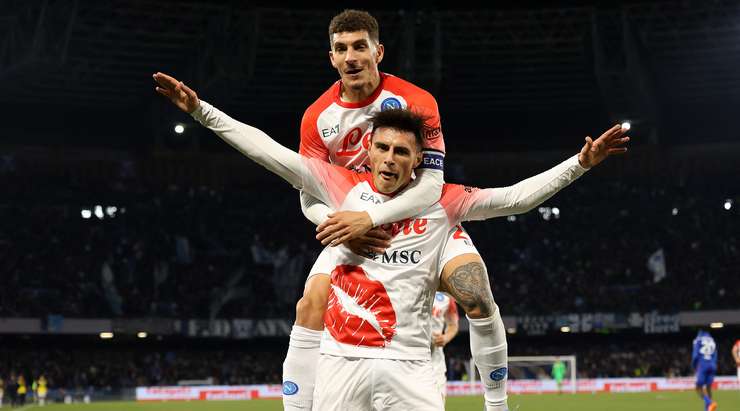 Bóng đã nằm trong lưới sau một pha dứt điểm xuất sắc của Eljif Elmas (Napoli)! Giovanni Di Lorenzo chọc khe rất sắc sảo và kiến tạo cơ hội cho Eljif Elmas (Napoli), người đã phản ứng rất nhanh để thoát xuống đối mặt với thủ môn và dứt điểm từ cự li gần vào góc trái khung thành. Tỉ số bây giờ là 3:0.