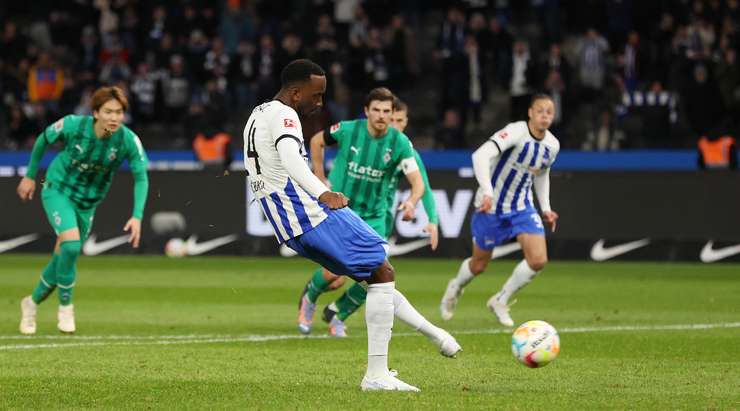 Vào! Dodi Lukebakio (Hertha Berlin) giành chiến thắng trên chấm phạt đền bằng một cú sút không thể cản phá, vượt qua tầm với của thủ môn Jonas Omlin vào góc cao bên trái.