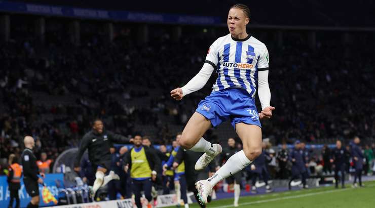 Vào! Derry Scherhant (Hertha Berlin) len lỏi qua các cầu thủ đối phương trước khi tung một cú sút tuyệt diệu từ rìa vòng cấm vào góc thấp bên trái mành lưới. Thủ môn Jonas Omlin đã không có cơ hội nào để chạm vào quả bóng. Tỉ số là 3:1.
