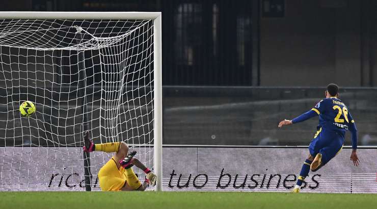 Darko Lazovic thực hiện một quả tạt bổng chính xác vào vòng cấm. Cyril Ngonge (Verona) đón bóng và dứt điểm nhanh vào phía trong cột dọc bên phải. Thủ môn đã không có cơ hội nào để cản phá! Tỉ số đã được thay đổi thành: 1:0.