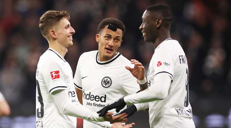 Bóng đã nằm trong lưới! Ansgar Knauff treo bóng vào vòng cấm và Randal Kolo Muani (Eintracht Frankfurt) đón quả tạt để dứt điểm gọn gàng vào lưới. 2:0.