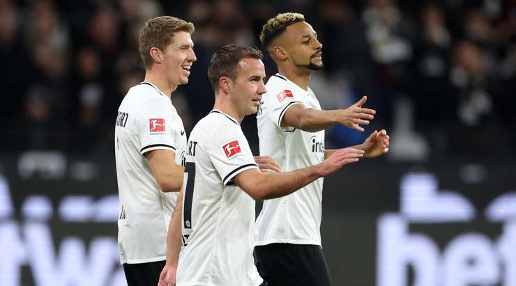 PHẢN LƯỚI NHÀ! Đường treo bóng vào từ vị trí đá phạt đi trúng người Marco Friedl (Werder Bremen) và đổi hướng vào lưới. Tỉ số là 1:0.