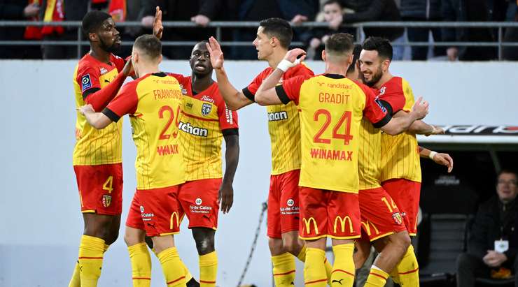 Vào! Adrien Thomasson (Lens) đã có mặt đúng lúc đúng chỗ để lấy bóng bật ra trong vòng cấm, và anh ấy sút bóng vào bên trái khung thành. Tỉ số là 2:0.