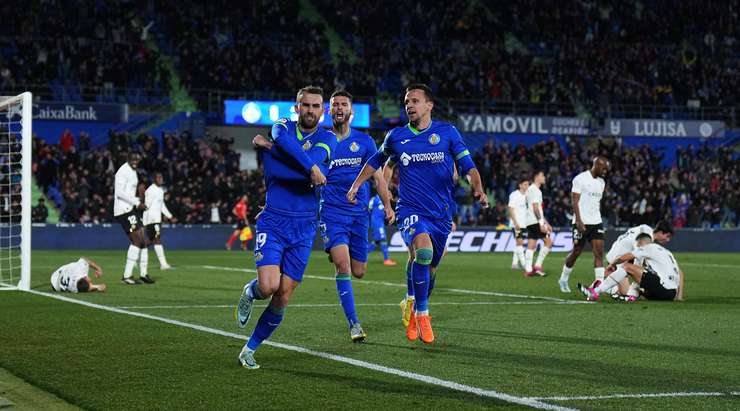 Vào! Quả phạt góc trước đó được treo vào vòng cấm và Borja Mayoral (Getafe) sút bóng vào lưới sau pha kiến tạo bằng đầu của Omar Alderete. 1:0.