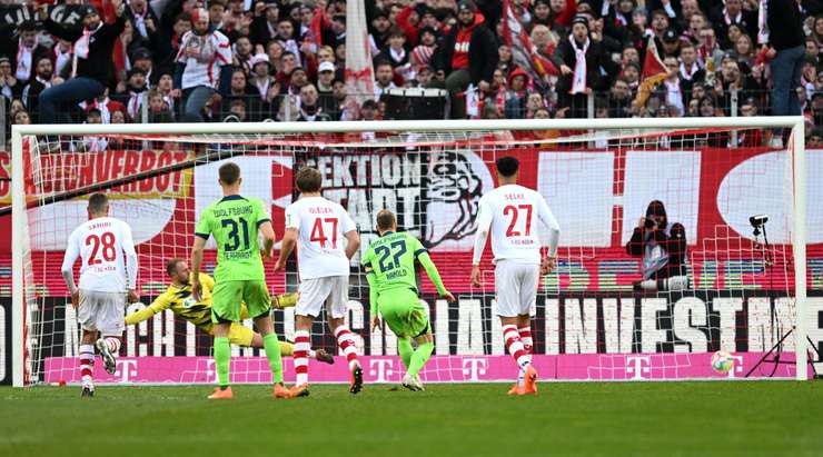 VÀO! Đó là một cú sút phạt đền tuyệt vời của Maximilian Arnold (Wolfsburg) về phía góc thấp bên phải khung thành, không có một chút cơ hội nào cho thủ môn Marvin Schwabe để cản phá!