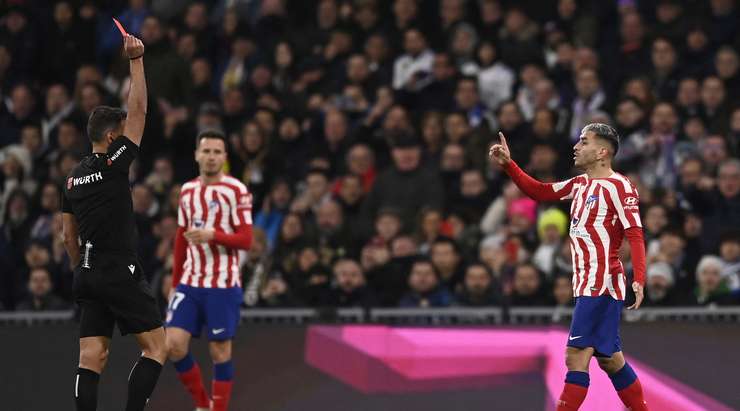 Angel Correa (Atl. Madrid) đã phải nhận một tấm thẻ đỏ cho hành vi của anh ấy.