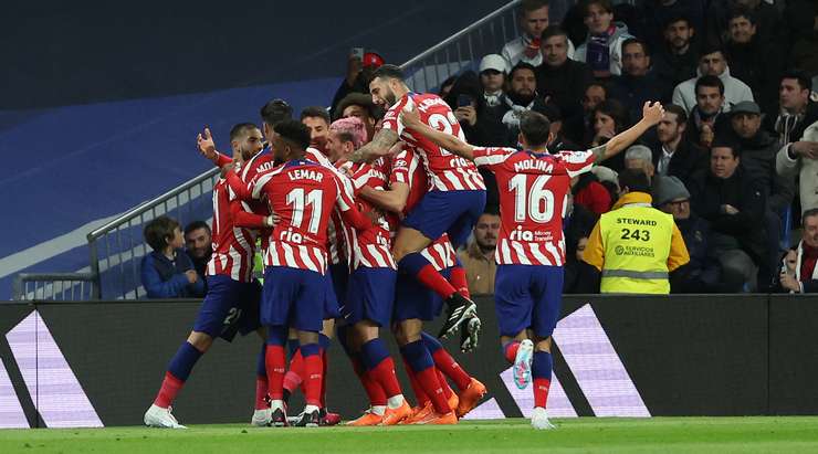 Vào! Jose Maria Gimenez (Atl. Madrid) thoát khỏi cầu đang thủ theo kèm mình để đón bóng từ quả đá phạt của Antoine Griezmann và anh đánh đầu căng như kẻ chỉ từ giữa vòng cấm vào góc thấp sát cột dọc bên phải. Một pha dứt điểm tuyệt vời - 0:1!
