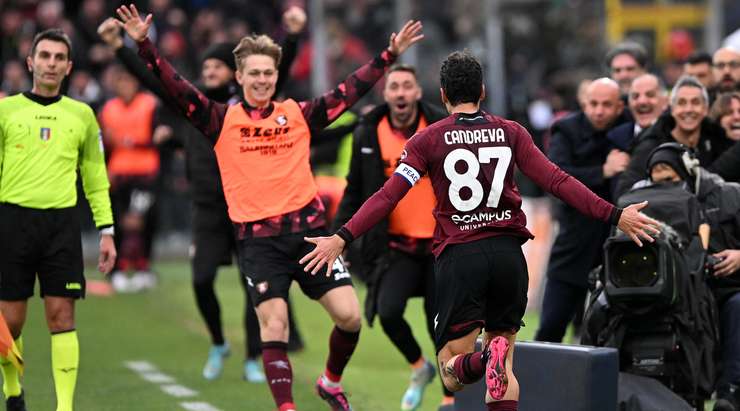 Vào! Antonio Candreva (Salernitana) chớp cơ hội sau một tình huống bóng bật ra trong vòng cấm và đánh bại thủ môn với một cú sút thẳng vào nóc lưới. Tỉ số đã được nâng lên: 3:0.