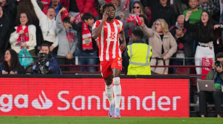 Một bàn thắng đồng đội tuyệt vời! El Bilal Toure (Almeria) được giải thoát trong vòng cấm bởi Luis Suarez và không mắc một sai lầm nào với một pha dứt điểm tốt vào nóc lưới. 1:0.