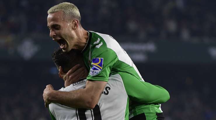 Sergio Canales (Betis) ghi bàn! Sergio Canales (Betis) được kiến tạo bởi Borja Iglesias và anh ấy đã cho thấy sự bình tĩnh tuyệt vời trong vòng cấm để sút vào góc phải phía dưới. 2:1.