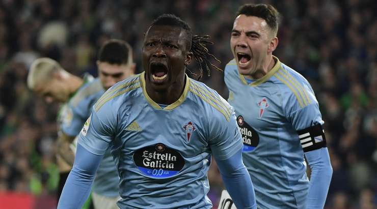 Joseph Aidoo (Celta Vigo) là người nhanh nhất có mặt khi quả bóng bật ra ngay bên trong vòng cấm, và anh ấy đánh đầu thẳng vào nóc lưới.