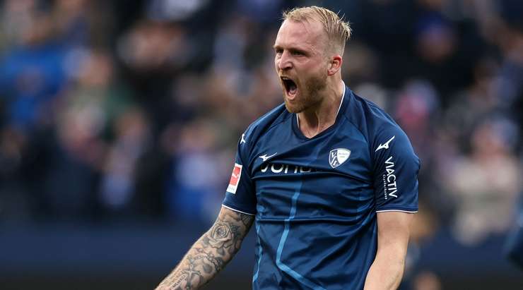 Vào! Christopher Antwi-Adjei chuyền bóng đến chân của Philipp Hofmann (Bochum), người đứng trước mành lưới trống và không gặp khó khăn đệm bóng vào khung thành. 1:0.