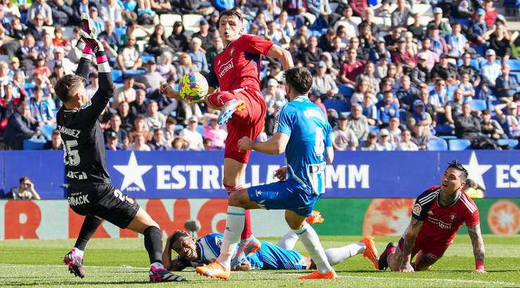 Một bàn thắng đẹp mắt! Ante Budimir (Osasuna) đón bóng trong vòng cấm và xuất sắc tâng bóng qua đầu thủ môn Alvaro Fernandez. 0:1!