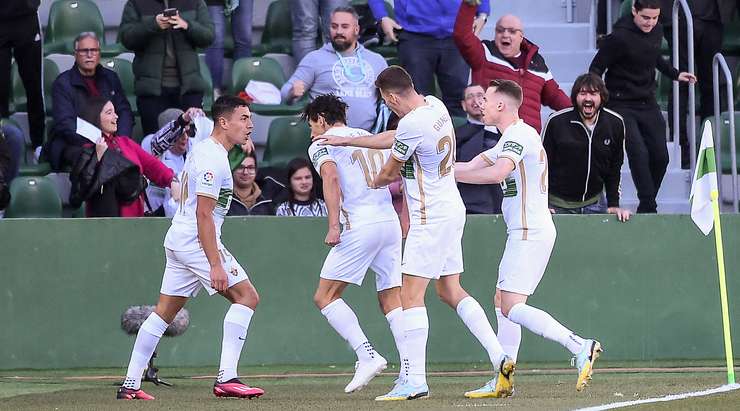 Vào! Pere Milla (Elche) sút bóng bật ra vào phía trong cột dọc bên phải sau khi bóng đến chỗ anh ấy trong vòng cấm. Tỉ số là 1:0.