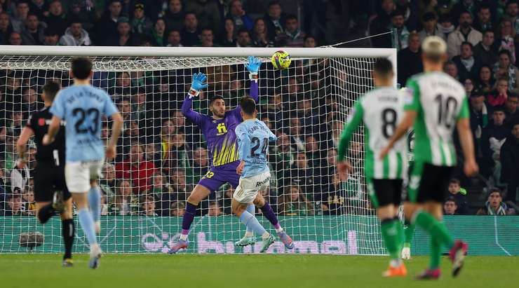 Vào! Luca de la Torre lấy bóng, giúp Gabriel Veiga (Celta Vigo) thoát xuống vòng cấm và anh ấy ghi bàn với một pha dứt điểm bấm bóng thú vị để thay đổi tỉ số thành 2:2.