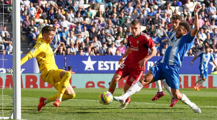 Vào! Martin Braithwaite (Espanyol) đã có mặt đúng lúc đúng chỗ để lấy bóng bật ra trong vòng cấm, và anh ấy sút bóng đi chìm vào phía trong cột dọc bên trái. Tỉ số là 1:1.