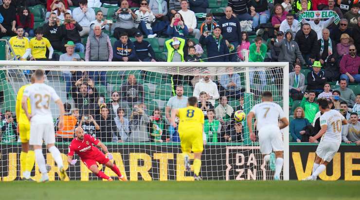VÀO! Đó là một cú sút phạt đền hoàn hảo của Pere Milla (Elche) về phía góc cao bên phải, không có một chút cơ hội nào cho thủ môn Pepe Reina để cản phá!