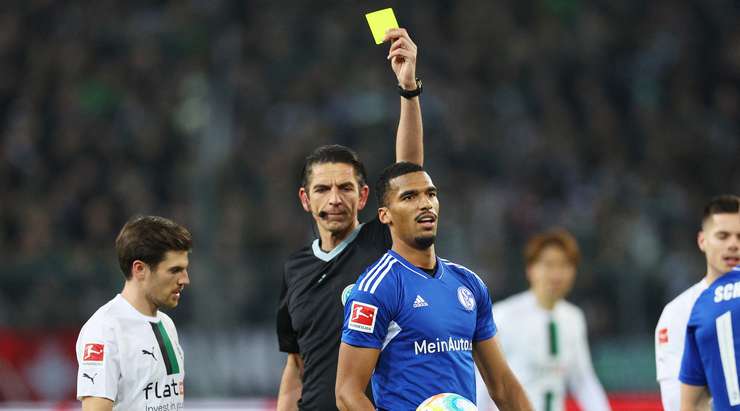 Một chiếc thẻ vàng xứng đáng. Cú tắc bóng của Moritz Jenz (Schalke) là khá thô bạo và trọng tài Deniz Aytekin đã không do dự rút ra một chiếc thẻ vàng cho anh ấy.