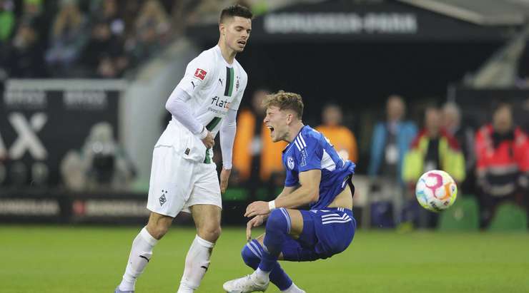 Trọng tài rút thẻ vàng cho Julian Weigl (B. Monchengladbach).