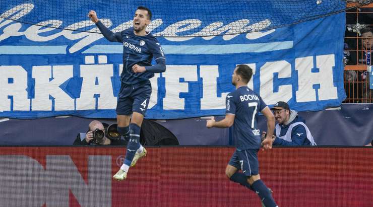 VÀO! Bóng được treo vào từ quả phạt góc và Erhan Masovic (Bochum) chạy chỗ rất tốt để tung một cú đánh đầu hoàn hảo vào góc phải cầu môn. Tỉ số của trận đấu đã được nâng lên: 4:1.