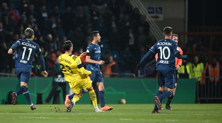 Một bàn thắng tuyệt diệu, một cú sút hiếm thấy! Emre Can (Dortmund) quyết định sút bóng từ khoảng cách hơn 50m sau khị nhận ra thủ môn đối phương đang dâng lên cao. Thủ môn này đã nỗ lực đuổi theo quả bóng, nhưng đã không thể cứu vãn được tình thế.