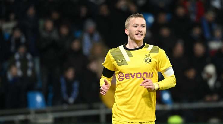 Vào! Jude Bellingham nạp đạn cho Marco Reus (Dortmund) ở một vị trí bên trong vòng cấm, và cầu thủ này đã giữ được cái đầu lạnh để sút chìm vào chính giữa khung thành, đưa bóng nằm gọn trong lưới. Tỉ số là 1:2.