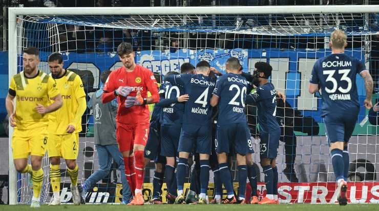 Vào! Kevin Stoger (Bochum) giành chiến thắng trên chấm phạt đền bằng một cú sút không thể cản phá, vượt qua tầm với của thủ môn Gregor Kobel vào chính giữa khung thành.
