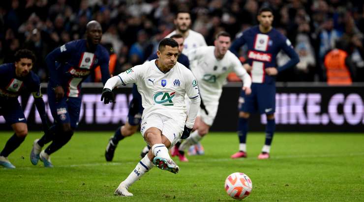Vào! Alexis Sanchez (Marseille) giành chiến thắng trên chấm phạt đền bằng một cú sút không thể cản phá, vượt qua tầm với của thủ môn Gianluigi Donnarumma vào góc thấp bên phải.