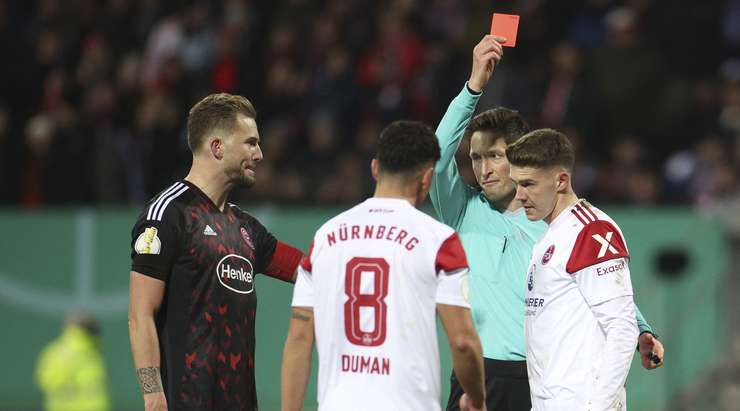 Thẻ đỏ! Florian Flick (Nurnberg) đã bị đuổi khỏi sân sau tình huống phạm lỗi vừa rồi.