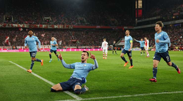 VÀO! Erhan Masovic (Bochum) nhận bóng ở một vị trí ngay trước mặt khung thành, và chắc chắn là anh sẽ không thể bỏ lỡ những cơ hội như thế này. Cú sút của cầu thủ này đi dội xà ngang vào lưới. Tỉ số là 0:2.
