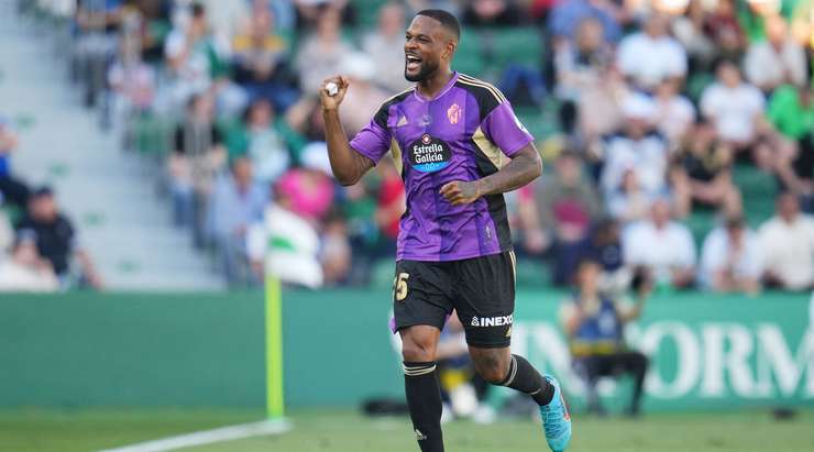 Vào! Lucas Olaza chuyền bóng cho Cyle Larin (Valladolid) và cầu thủ này có một cú sút bị bị đổi hướng ngay trong vòng cấm, khiến thủ môn Edgar Badia không thể làm gì được. 0:1.