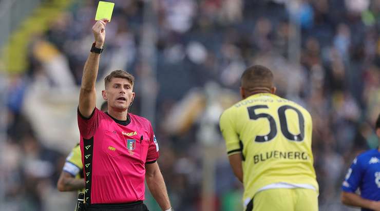 Francesco Cosso rút thẻ vàng cho Rodrigo Becao (Udinese) vì pha phạm lỗi nặng.