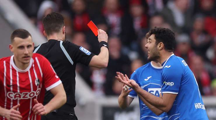 Ozan Kabak (Hoffenheim) bị phạt một thẻ vàng bởi trọng tài Harm Osmers, và vì đây đã là lần thứ hai bị phạt thẻ, anh đã bị đuổi khỏi sân.