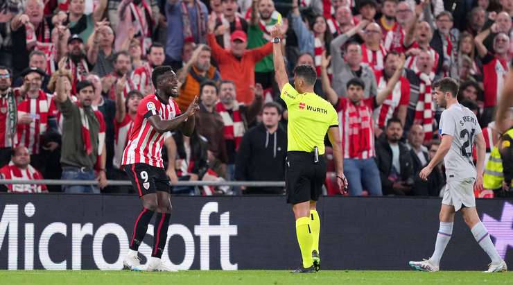 Inaki Williams (Ath Bilbao) vừa phải nhận một tấm thẻ vàng chính xác từ trọng tài.