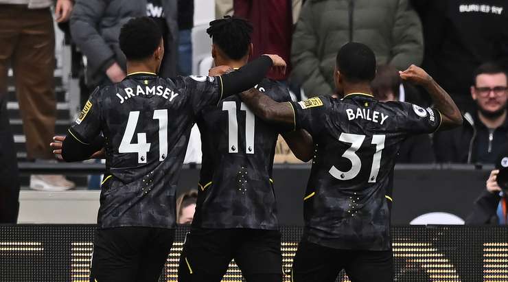 Ollie Watkins (Aston Villa) đón được quả tạt tuyệt vời và đánh đầu hoàn hảo vào phía trong cột dọc bên phải. Thủ môn đã không có cơ hội nào.