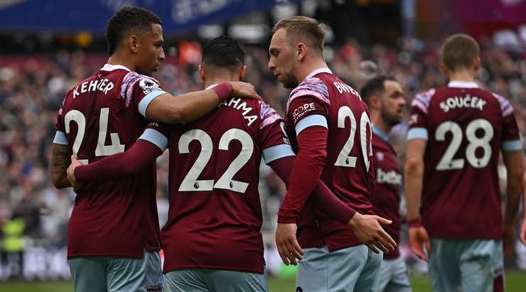 Vào! Mohamed Said Benrahma (West Ham) giành chiến thắng trên chấm phạt đền bằng một cú sút không thể cản phá, làm tung nóc lưới trong sự bất lực của thủ môn Emiliano Martinez.