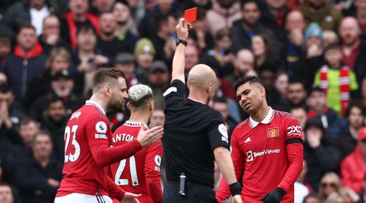 Trọng tài ra hiệu rằng VAR đã hủy thẻ vàng và thay bằng thẻ đỏ cho Casemiro (Manchester United). Anh ấy phài rời khỏi sân!