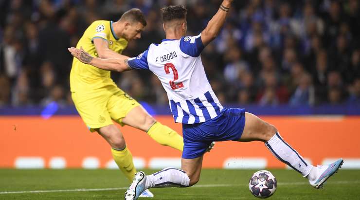 Edin Dzeko (Inter) nhận một đường chuyền tuyệt vời bên trong vòng cấm nhưng lại bỏ lỡ cơ hội của mình. Cú sút của anh đi vào chính giữa khung thành đã bị thủ môn hóa giải một cách an toàn.