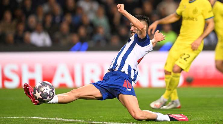 Stephen Eustaquio (FC Porto) đã ở một vị trí rất thuận lợi trong vòng cấm và anh chỉ chậm một nhịp chạy để đón đường chọc khe từ đồng đội.