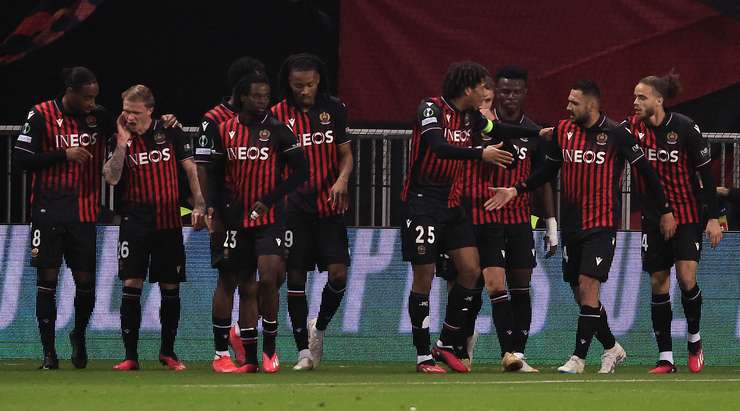 VÀO! 1:0! Khephren Thuram chuyền bóng thành công cho Gaetan Laborde (Nice) ngay trong vòng cấm. Cầu thủ này nhận ra thủ môn Maksym Koval đang đứng ở khá xa khung thành và bấm bóng vào lưới. Một pha lốp bóng rất tinh quái.
