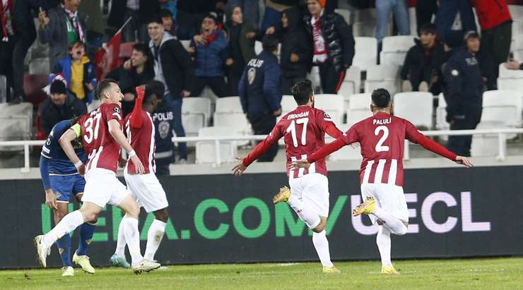 Vào! Erdogan Yesilyurt (Sivasspor) len lỏi qua các cầu thủ đối phương trước khi tung một cú sút tuyệt diệu từ rìa vòng cấm vào phía trong cột dọc bên phải. Thủ môn Pietro Terracciano đã không có cơ hội nào để chạm vào quả bóng. Tỉ số là 1:0.