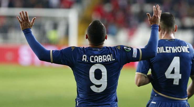 Vào! Arthur Cabral (Fiorentina) sút bóng bật ra đi chìm vào chính giữa khung thành sau khi bóng đến chỗ anh ấy trong vòng cấm. Tỉ số là 1:1.