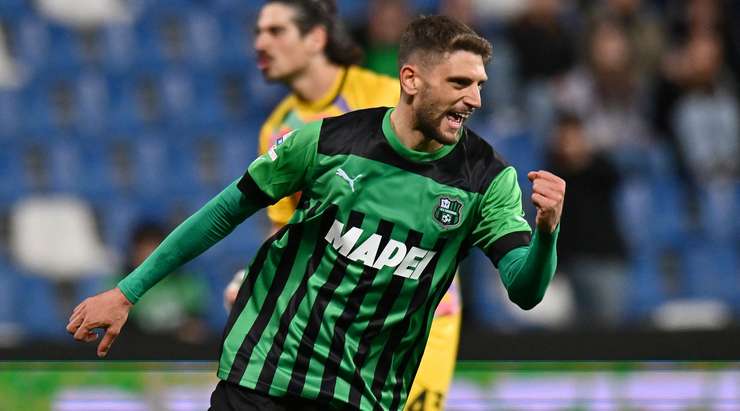 Vào! Bartlomiej Dragowski đã chạm được những đầu ngón tay vào bóng sau cú sút của Domenico Berardi (Sassuolo), nhưng chừng đó thôi không đủ ngăn trái bóng đi vào góc thấp bên phải khung thành.