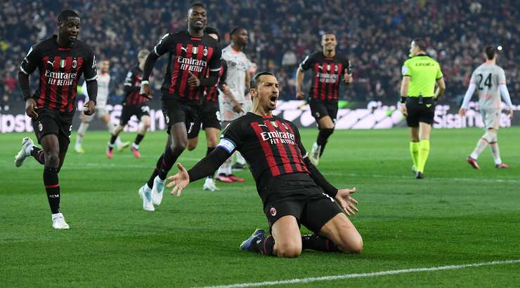 VÀO! Zlatan Ibrahimovic (AC Milan) đá phạt đền thành công về phía góc cao bên trái.