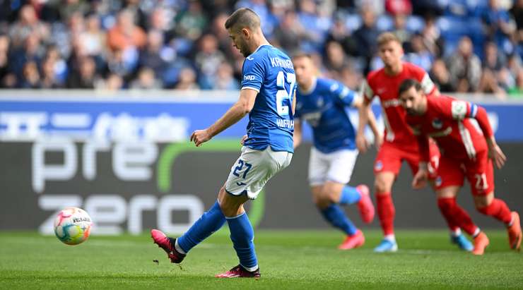 Vào! Andrej Kramaric (Hoffenheim) giành chiến thắng trên chấm phạt đền bằng một cú sút không thể cản phá, vượt qua tầm với của thủ môn Oliver Christensen vào chính giữa khung thành.