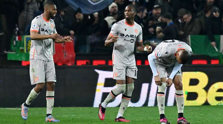 Kingsley Ehizibue (Udinese) nhận bóng trong vòng cấm, anh xoay trở rất nhanh nhẹn và dễ dàng sút tung lưới khung thành đối phương.
