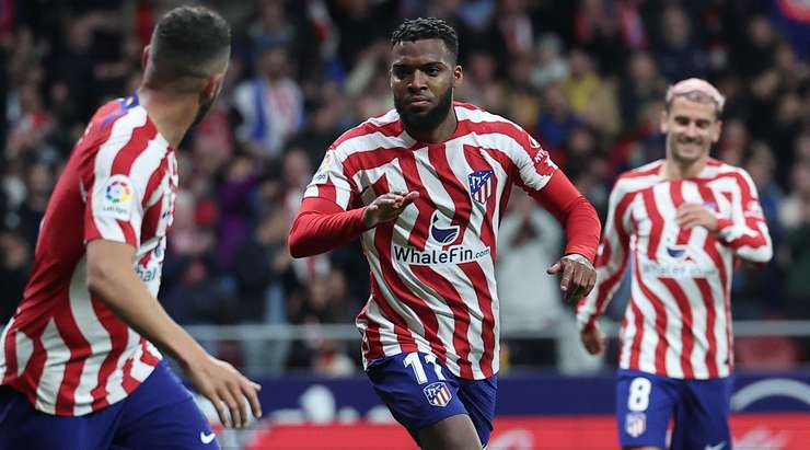 Vào rồi! Thomas Lemar (Atl. Madrid) bức tốc vào vòng cấm và chọn đúng điểm rơi sau đường căng ngang của Alvaro Morata trước khi dứt điểm cận thành đẹp mắt vào góc thấp bên trái khung thành. Tỉ số là 3:0.