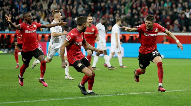 Vào! Yann Sommer đã chạm được những đầu ngón tay vào bóng sau cú sút của Exequiel Palacios (Bayer Leverkusen), nhưng chừng đó thôi không đủ ngăn trái bóng đi vào góc thấp bên trái khung thành.